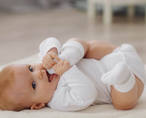 Nel percorso di crescita di un neonato, l'attenzione alla salute è fondamentale. L'ecografia è importante nel monitoraggio dello sviluppo scheletrico.
